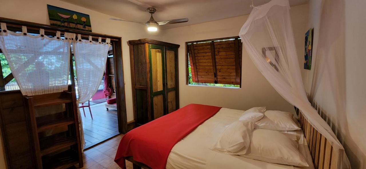 Les Bananes Vertes Ecolodges Saint-Claude Exterior photo